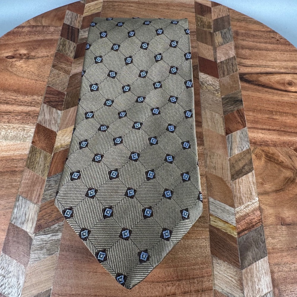 Brooks Brothers 346 Mens Silk Tie Gold Geometric Diamond Pattern Made in USA